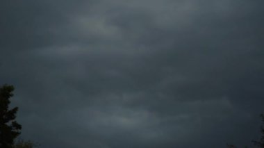 Şiddetli hava koşulları yağmur suyu dolu kara bulutlar fırtınadan önce ve doğal afet güçlü rüzgar, fırtına bulutları konsepti