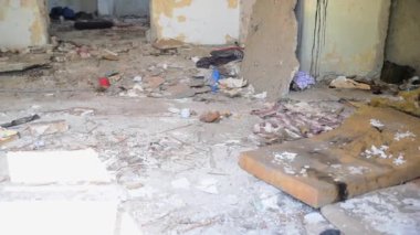 Kırılmış ve çökmüş eski karanlık evin tavanı ve çatısı. Felaket sonrası terk edilmiş. Şiddetli yağmur suyu sızıntısı seçici odak noktası, yıkılmış ev konsepti.