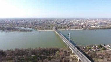 Sırbistan 'ın Novi Sad kentindeki Özgürlük veya Özgürlük Köprüsü' nün (Sırpça - En Slobode) havadan görünüşü, Tuna nehri kenti sokakları ve yukarıdan bakan arabalarla 