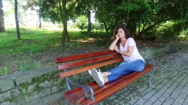 Rapariga Mulher Sentada Sozinha Parque Sentindo Deprimida Triste Depois Ter — Vídeo de Stock
