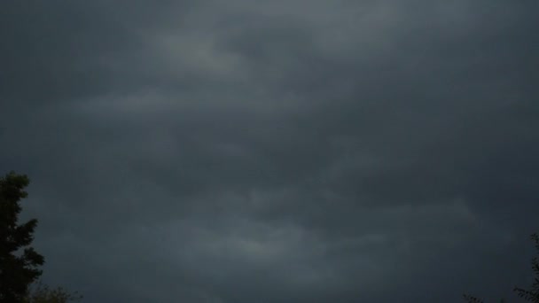 Nehéz Időjárás Sötét Felhők Tele Esővíz Előtt Vihar Természeti Katasztrófa — Stock videók