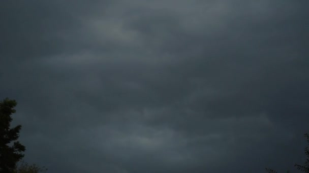 Météo lourde nuages sombres pleins d'eau de pluie avant la tempête et la catastrophe naturelle avec un vent fort, concept de nuages de tempête 