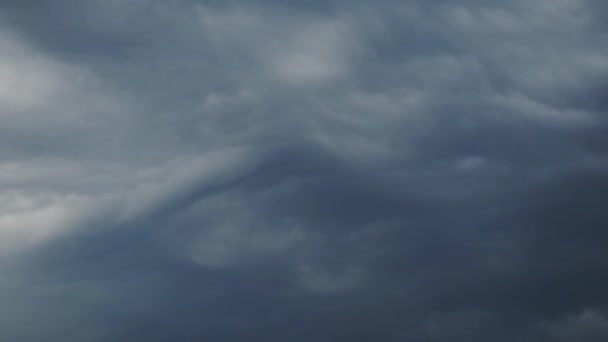 Schweres Wetter Dunkle Wolken Voller Regenwasser Vor Dem Sturm Und — Stockvideo