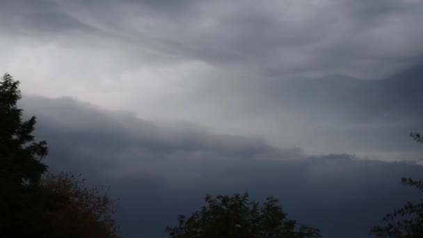 Météo lourde nuages sombres pleins d'eau de pluie avant la tempête et la catastrophe naturelle avec un vent fort, concept de nuages de tempête 