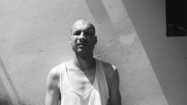 Jonge Positieve Magere Anorexia Kale Gelukkig Glimlachende Dakloze Man Zittend — Stockvideo