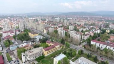 Sırbistan 'ın Niş kentinin havadan bakışı Roma İmparatoru Konstantin' in doğduğu yer. Avrupa 'nın en eski şehirlerinden biri. Binaları ve Nisava nehri ile birlikte. 