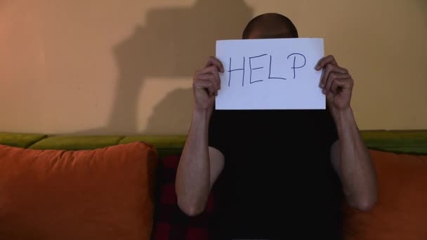 Eenzame Geesteszieke Depressieve Man Met Helpteken Geschreven Papier Als Bericht — Stockvideo