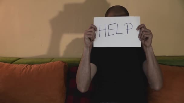 Ensam Och Psykiskt Sjuk Deprimerad Man Hålla Hjälp Tecken Skrivna — Stockvideo