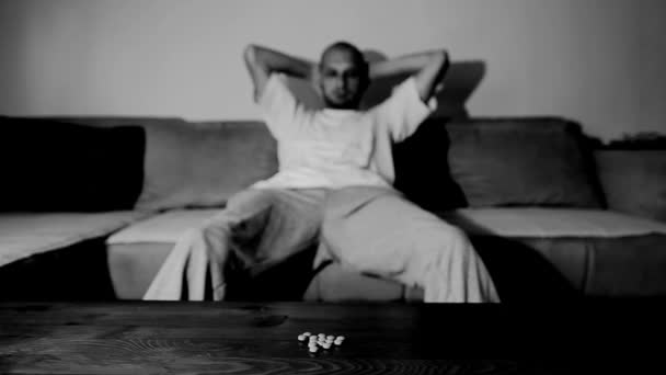 Депрессивный Человек Страдающий Суицидальной Депрессии Хочет Покончить Жизнь Самоубийством Принимая — стоковое видео