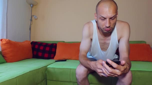 Unga Roliga Arbetslösa Ensamstående Man Tittar Bilder Flickor Smartphone Eller — Stockvideo