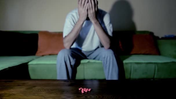 Depressieve Man Die Lijdt Aan Suïcidale Depressie Wil Zelfmoord Plegen — Stockvideo