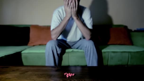 Przygnębiony Człowiek Cierpiący Depresję Samobójczą Chce Popełnić Samobójstwo Biorąc Silne — Wideo stockowe