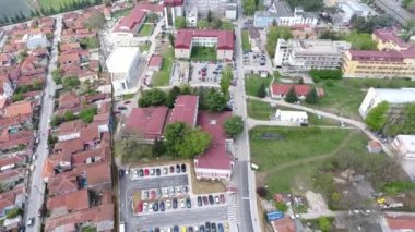 Sırbistan 'ın Nis kentindeki hastane binasının hava manzarası 