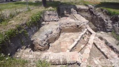 Arkeolojik alan, tarihi arkeoloji yeri olarak eski Roma İmparatorluğu 'nun koruyucu metal çitleriyle çevrili ve korunuyor.  