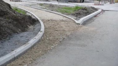 Sırbistan 'ın Novi Sad kentinde yeni kaldırım ve bisiklet yolu ile kaplanmış kum ve çakıl taşlarıyla kaplı kent caddesinin büyük inşaat ve yeniden inşa alanındaki asfalt yolu