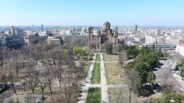 Belgrad kentindeki Tasmajdan parkının havadan görünüşü Sırbistan 'ın başkenti ve Saint Marko Sırp Ortodoks Kilisesi binası ve yukarıdan bakan insanlarla dolu