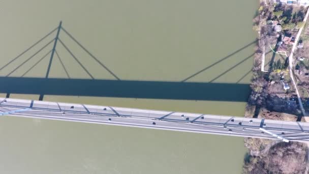 Vue aérienne du pont Liberté ou Liberté (Serbe - Most slobode) à Novi Sad, Serbie avec des rues de la ville du Danube et des voitures conduisant vue d'en haut avec mouvement de drone 