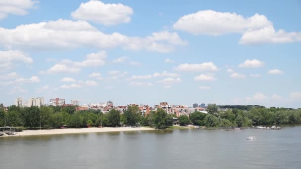 Zicht Residentieel Gebouw Stadsstrand Strand Novi Sad Servië Met Donau — Stockvideo