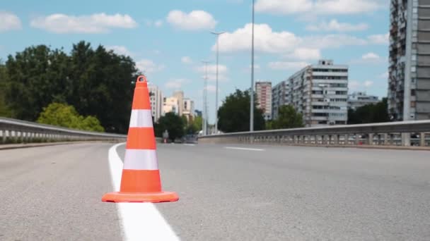 Orangefarbene Verkehrssicherungspflichtschranken Auf Der Straße Schützen Vor Frischer Weißer Farbmarkierung — Stockvideo