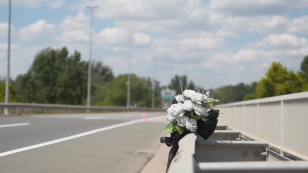 Kunstmatige Witte Rozen Bloemen Plaats Van Een Auto Ongeluk Verkeersongeval — Stockvideo