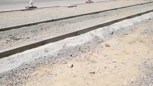 Piedra Grava Arena Con Borde Carretera Bordillo Para Nueva Pasarela — Vídeo de stock