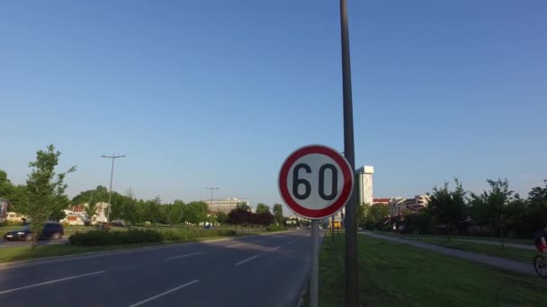 Novi Sad Serbia Junio 2019 Límite Velocidad Tráfico Sesenta Señal — Vídeo de stock