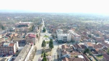 Sırbistan 'ın orta kesimindeki küçük çağdaş Sırp köyü Varvarin, ev sahaları ve batı Morava nehri manzaralı havadan bakıyor