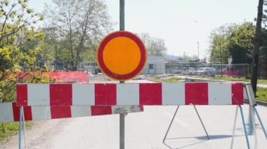 Yol barikatları ve caddelerdeki trafik engelleriyle birlikte inşaat alanında uyarı levhası üzerinde çalış