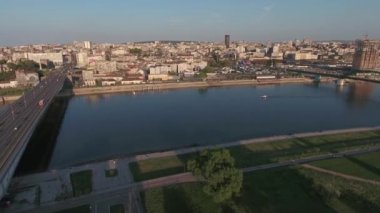 Belgrad 'ın başkenti Sırbistan' ın hava manzaralı binaları arabaları ve Sava ve Tuna nehirlerini yukarıdan görüyor