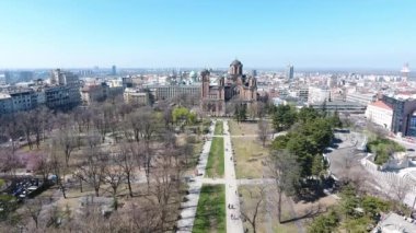 Belgrad kentindeki Tasmajdan parkının havadan görünüşü Sırbistan 'ın başkenti ve Saint Marko Sırp Ortodoks Kilisesi binası ve yukarıdan bakan insanlarla dolu