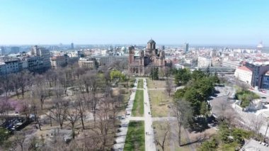 Belgrad kentindeki Tasmajdan parkının havadan görünüşü Sırbistan 'ın başkenti ve Saint Marko Sırp Ortodoks Kilisesi binası ve yukarıdan bakan insanlarla dolu