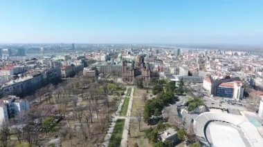 Belgrad kentindeki Tasmajdan parkının havadan görünüşü Sırbistan 'ın başkenti ve Saint Marko Sırp Ortodoks Kilisesi binası ve yukarıdan bakan insanlarla dolu