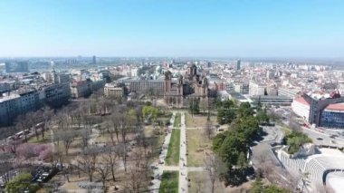 Belgrad kentindeki Tasmajdan parkının havadan görünüşü Sırbistan 'ın başkenti ve Saint Marko Sırp Ortodoks Kilisesi binası ve yukarıdan bakan insanlarla dolu