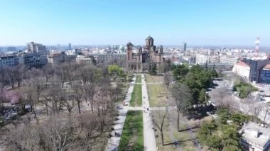 Belgrad kentindeki Tasmajdan parkının havadan görünüşü Sırbistan 'ın başkenti ve Saint Marko Sırp Ortodoks Kilisesi binası ve yukarıdan bakan insanlarla dolu