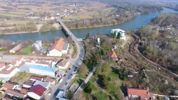 Petit village agricole serbe moderne Varvarin en Serbie centrale vue aérienne avec maisons champs et rivière Morava ouest 
