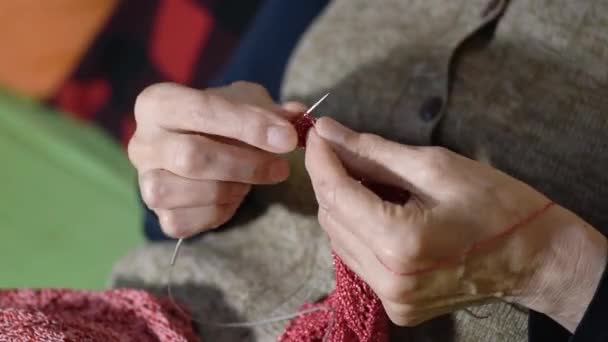 Hände Einer Alten Frau Mit Stricknadeln Und Farbiger Wolle Für — Stockvideo