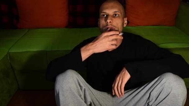 Genç Sigara Içen Hasta Akciğer Kanserinden Hasta Bir Adam Gecenin — Stok video