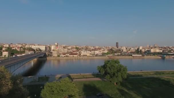 Vista Aérea Capital Cidade Belgrado Sérvia Com Carros Pontes Edifícios — Vídeo de Stock
