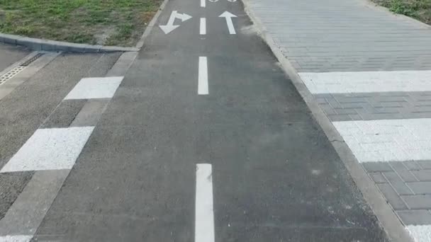 Radweg Mit Aufgemaltem Weißem Fahrradschild Oder Symbol Und Pfeilen Auf — Stockvideo