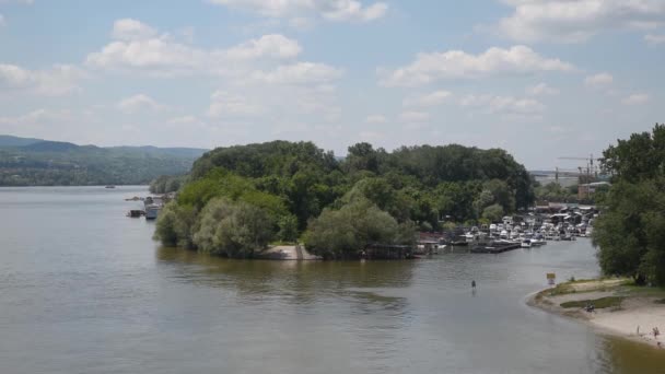 Boot Aanlegsteiger Het Eiland Met Bomen — Stockvideo