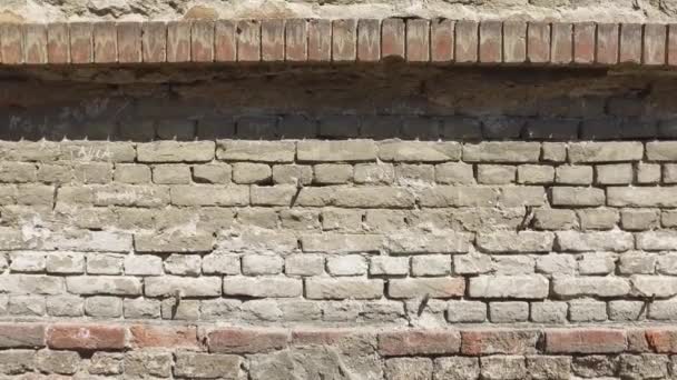 Schlechte Fundamente Alter Hausfassade Rissig Mit Ziegelgrund Unter Abgeblättertem Zement — Stockvideo