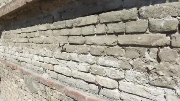 Плохие Фундаменты Старом Доме Треснула Гипсовая Стена Фасада Кирпичным Фоном — стоковое видео