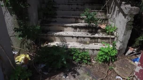 Старая Темная Разрушенная Лестница Лестница Заброшенного Дома Поврежденными Штукатурными Кирпичными — стоковое видео