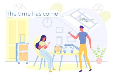 Kadın ve Erkek Tavan Arası Odasında Yolculuğa Hazırlanıyor