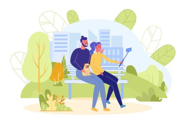 Park 'ta Mobil Aygıt kullanan çift Selfie çekiyor.
