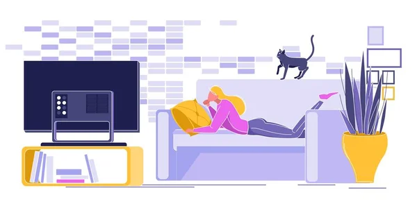 Kobieta Leżąc na kanapie i oglądając telewizję mieszkanie. — Wektor stockowy