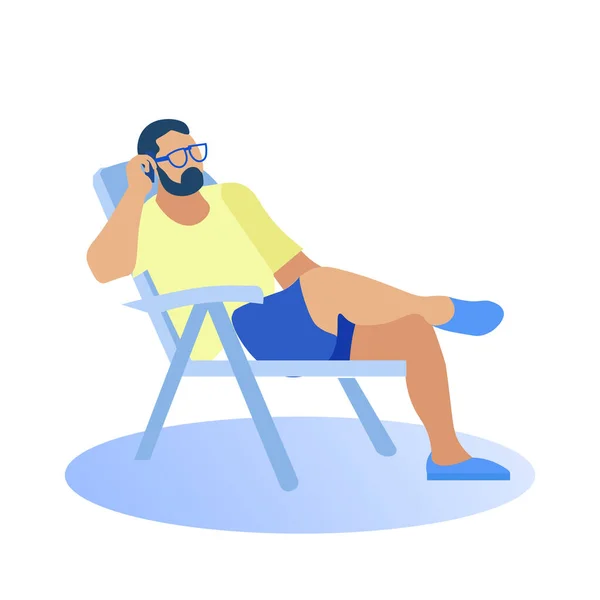 Mężczyzna w stroju plażowym siedzi na krześle i rozmawia przez telefon. — Wektor stockowy