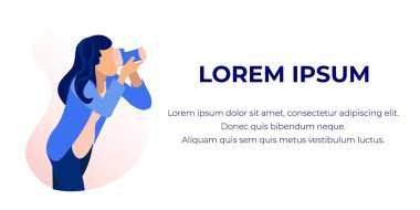 Fotoğraf Makinesiyle Fotoğraf Çeken Genç Kadın