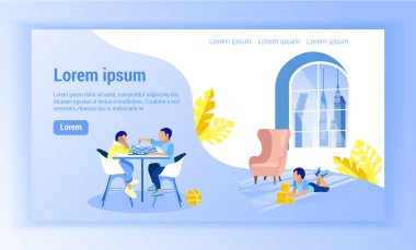 Masadaki Çocuklar Satranç Oynuyor. Çocuk Küpleri Yere Koyuyor.