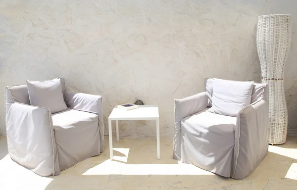 Terras lounge met witte fauteuils en muur — Stockfoto